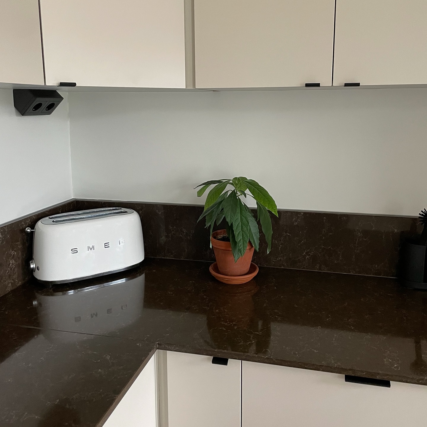 ✨Drömmer du om ett kök som kombinerar stil och funktion? Då är en kvalitetsbänkskiva ett måste! ✨ Med kvartskomposit får du en yta som inte bara ser fantastisk ut, utan också står emot tidens tand.
✅ Hållbarhet: Tålig mot repor och fläckar – perfekt för det aktiva köket!
✅ Lättskött: En enkel rengöring gör att ditt kök alltid ser fräscht ut.
✅ Estetik: Finns i en mängd vackra färger och mönster som ger din inredning det där lilla extra.
Bänkskiva: Athos Brown 20mm
Mönster: Slät 16
Färg: Lammull
Handtag: Marcus
Investera i kvalitet och se hur ditt kök förvandlas till en plats för matlagning och gemenskap! Skulle du valt kvartskomposit? Kommentera nedan! 👇✨ #Köksdrömmar #Kvartskomposit #Inredning #techistone #bänkskiva #stenskiva #köksrenovering #kök