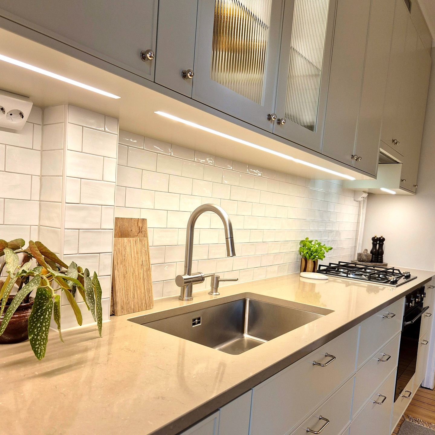 ✨ Drömmer du om ett nytt kök? ✨ Vi förvandlar din köksvision till verklighet med nordisk kvalitet! 🌟 Oavsett om du vill byta luckor och lådor eller göra en komplett helrenovering, så har vi skräddarsydda lösningar för dig🤎
🏡 Låt oss tillsammans skapa ditt drömkök, där funktion möter stil! 💫 Dela gärna med oss av dina köksdrömmar i kommentarerna – vi vill höra vad som inspirerar dig! 👇 #Köksrenovering #NordiskDesign #Inspiration #Hemmakänsla #Köksinspiration
