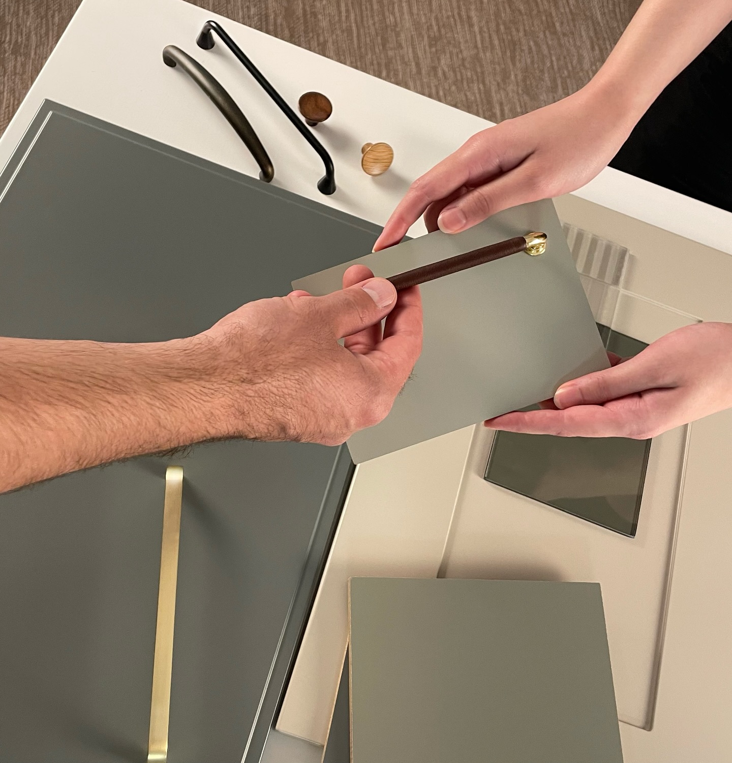 ✨ Vi erbjuder kostnadsfria hembesök för att ge dig den bästa möjliga hjälpen när det kommer till din köksrenovering!
🏡 Under vårt besök inspekterar vi stommarna noggrant för att säkerställa att de är återanvändbara och går igenom alla viktiga detaljer som påverkar ditt projekt.
Att se mönster och färger i det naturliga ljuset i ditt kök är avgörande, eftersom ljusförhållandena kan ge en felaktig bild av hur det kommer att se ut hemma.💡
Det är därför viktigt att välja färg och mönster där skåpluckorna faktiskt kommer att sitta, för att säkerställa att allt harmoniserar perfekt🤎
Vi är här för att hjälpa dig att skapa ditt drömkök! Kontakta oss för att boka ditt hembesök idag!✨
#Köksrenovering #Hembesök #Inredning #Drömkök #köksplanering #köksinspo #nyttkök #gröntkök #shakerkitchen #vasakök #köksdröm #renoveringpågår #kitchenrenovations #kitchen #kitchendesign